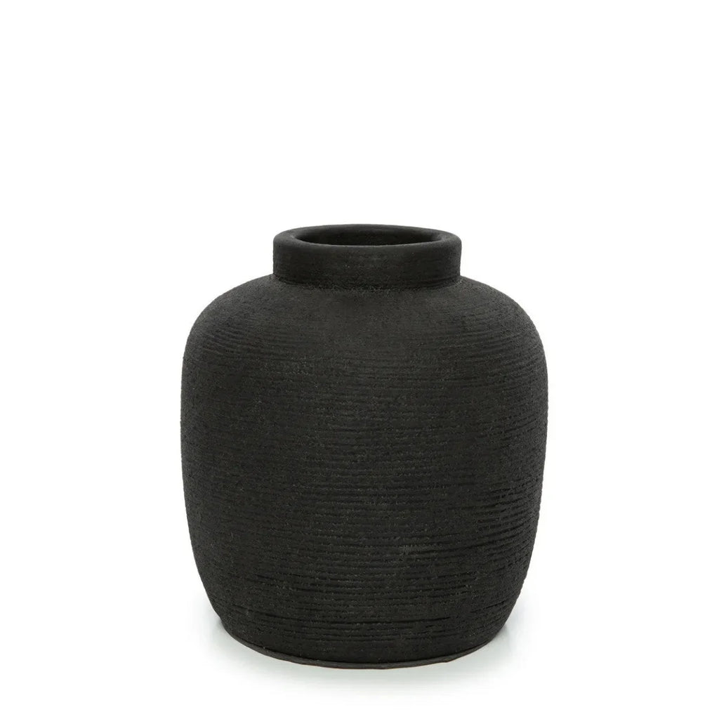 Vase en terre cuite noire avec surface texturée, corps rond et petit col, H18 cm