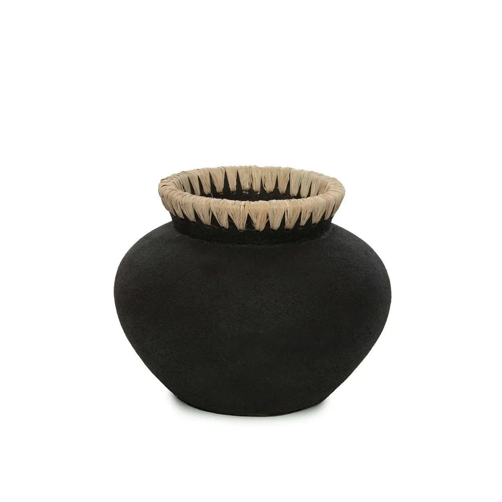 Vase en terre cuite et raphia noir naturel avec pot en argile noir et rebord texturé