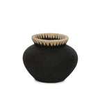 Vase en terre cuite et raphia noir naturel avec pot en argile noir et rebord texturé
