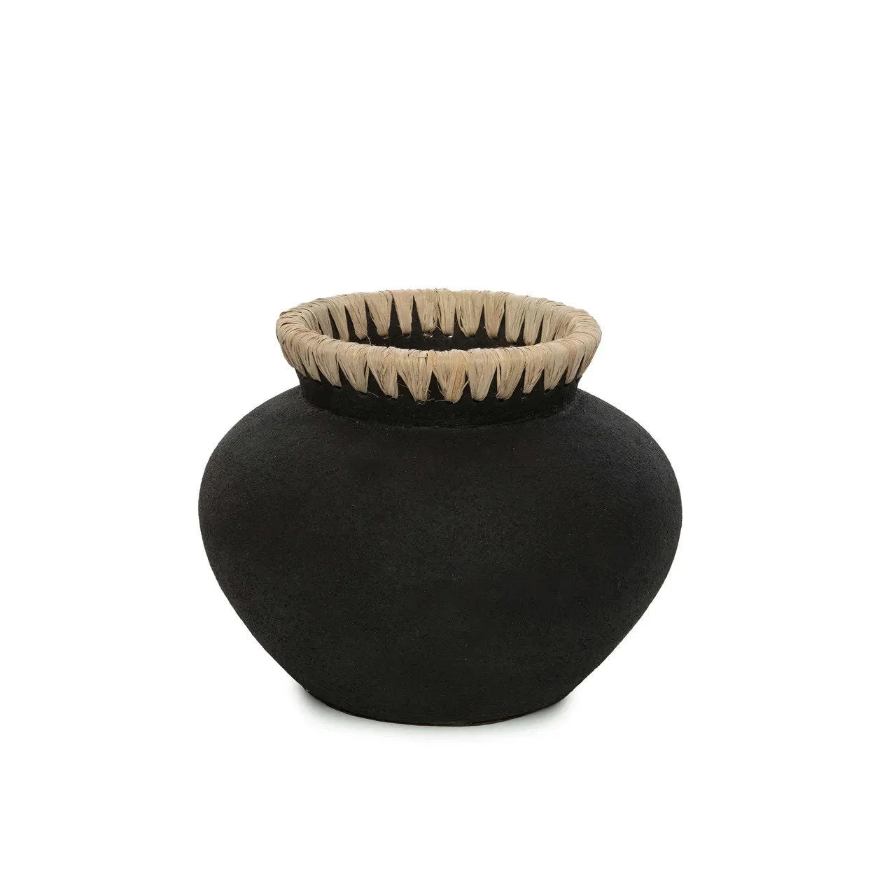 Vase en terre cuite et raphia noir naturel avec pot en argile noir et rebord texturé