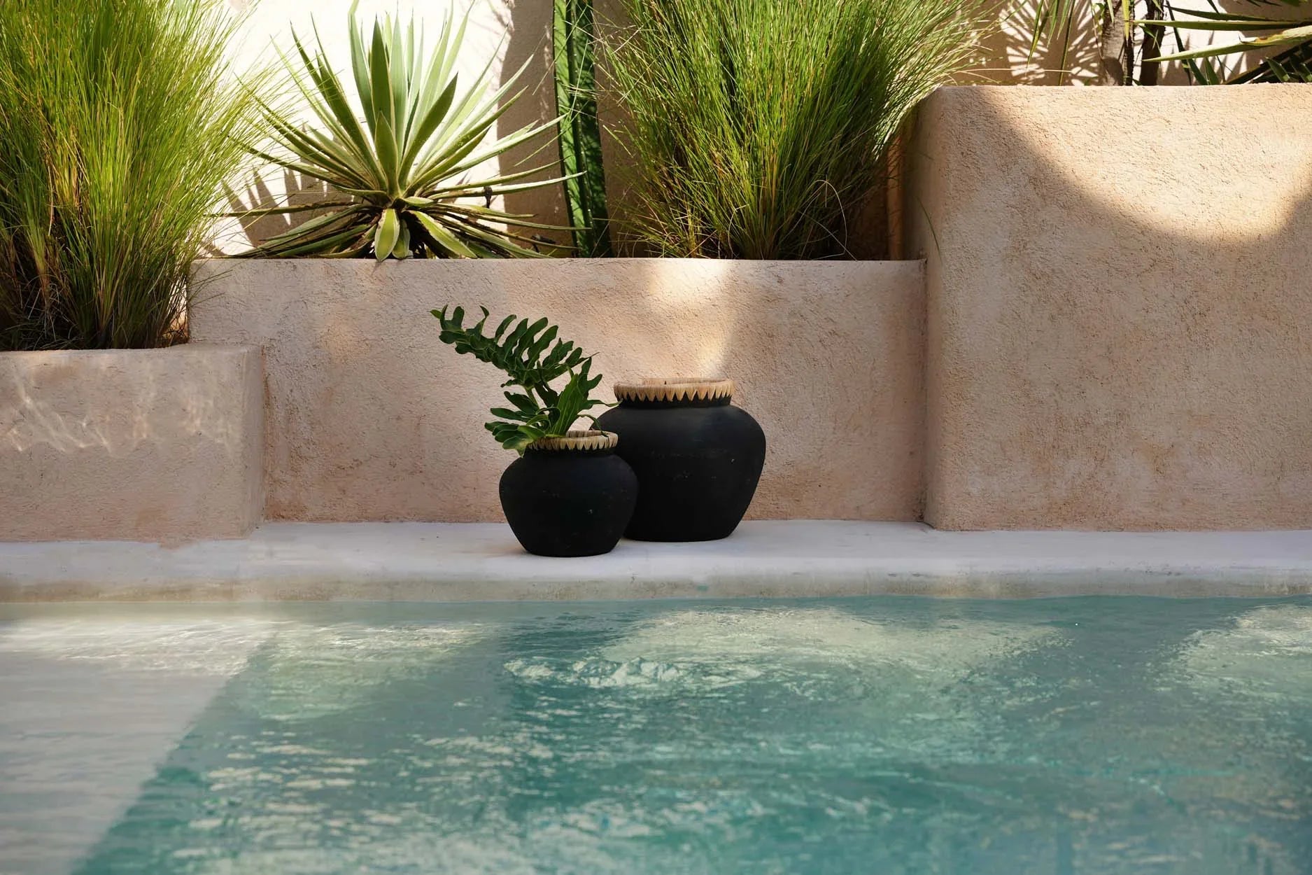 Deux pots décoratifs noirs en terre cuite et raphia, H19 cm, pour décoration intérieure