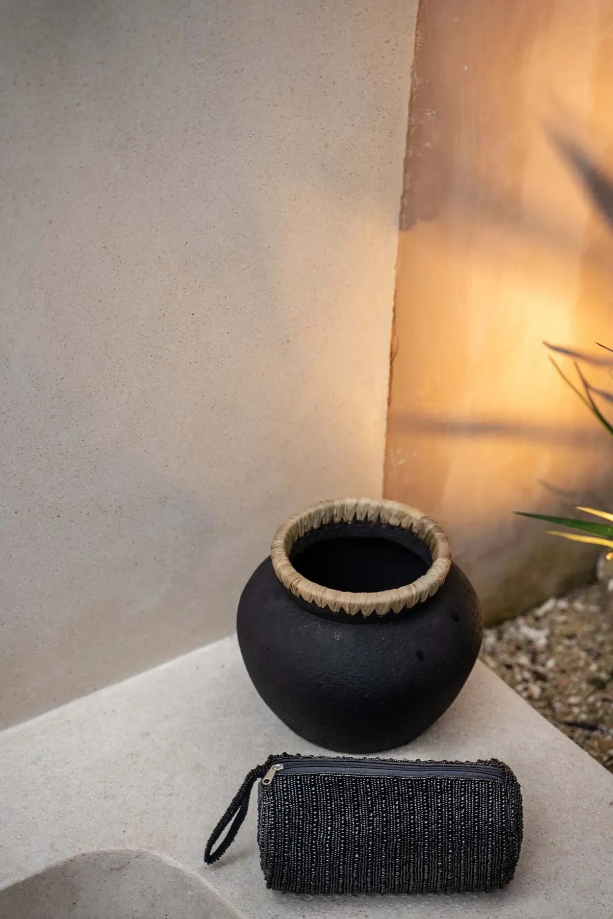 Vase en terre cuite et raphia noir naturel avec un pot noir à bord décoratif