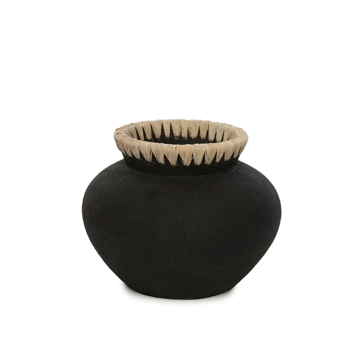 Vase en terre cuite et raphia noir naturel avec un pot noir à rebord texturé