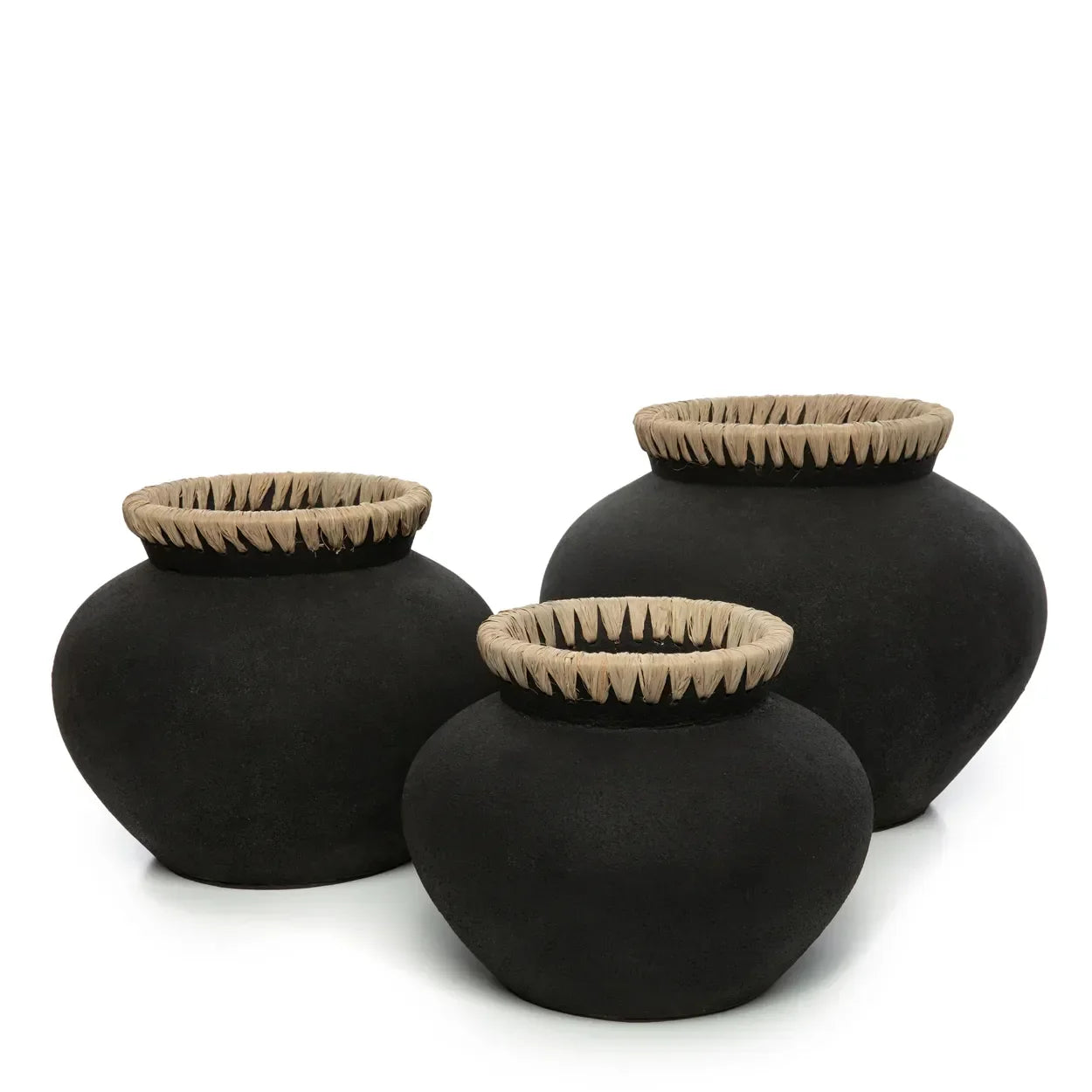 Trois vases en poterie noire en terre cuite avec raphia naturel H19 cm