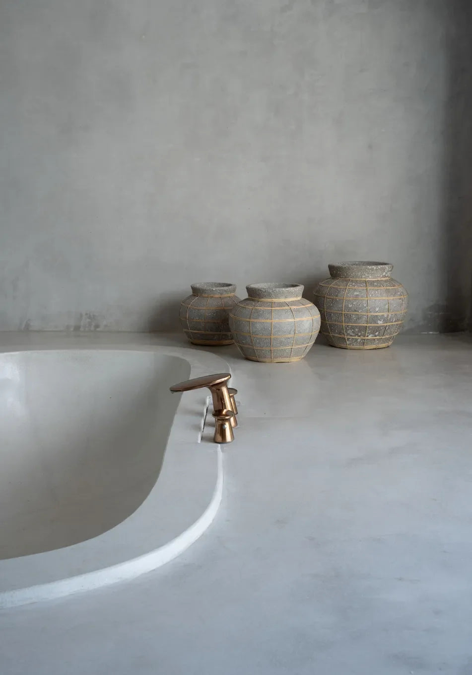 Vasque en terre cuite et rotin 25 cm avec baignoire et vases décoratifs naturels