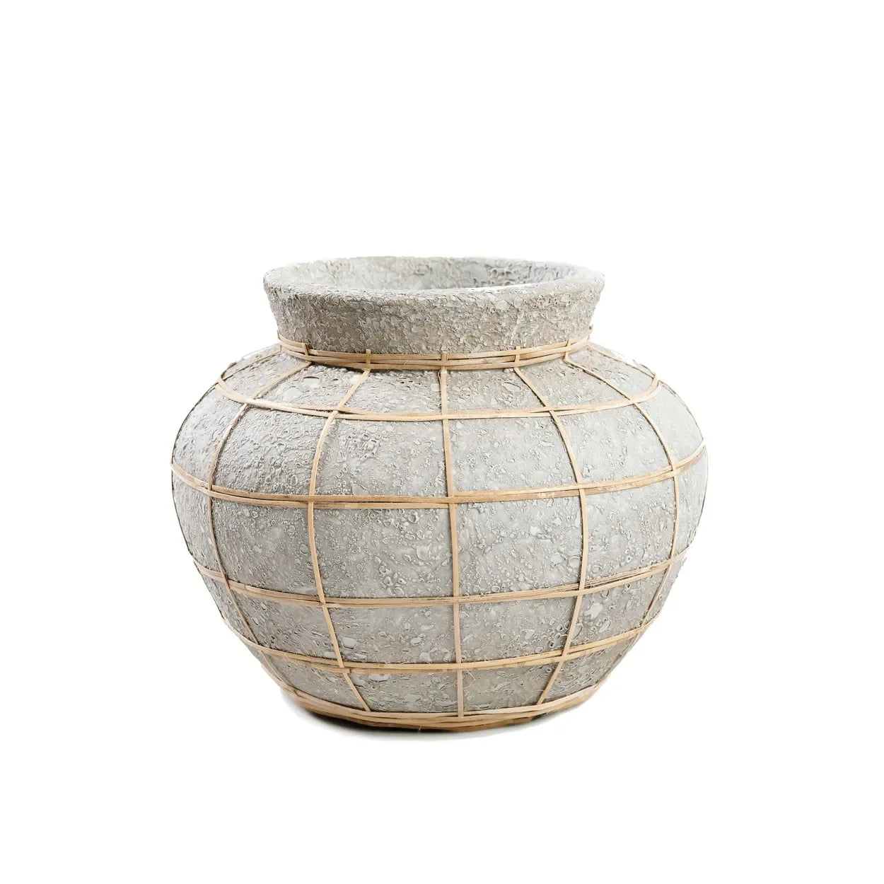 Vase en terre cuite et rotin gris texturé avec grille en bambou, 25 cm, béton naturel
