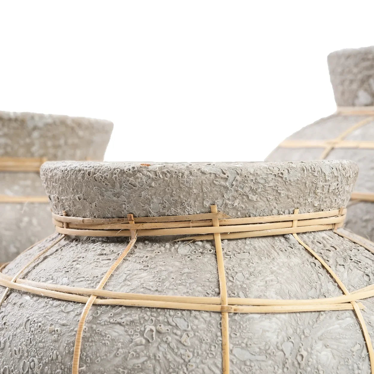 Vases en terre cuite et rotin gris avec accents en bambou, 25 cm, béton naturel