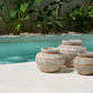 Trois vases en terre cuite et rotin avec motif en grille, décoration naturelle et texturée