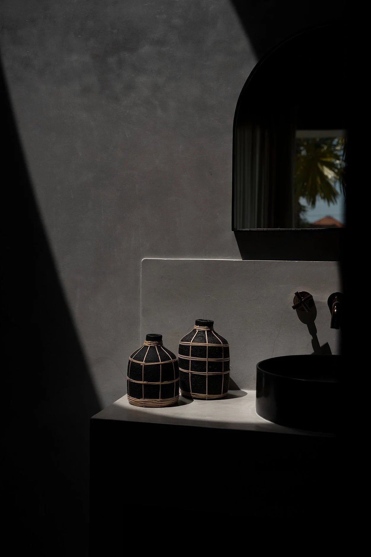 Vase en terre cuite et rotin noir 19 cm décoratif