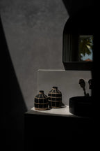 Vase en terre cuite et rotin noir naturel H23 cm