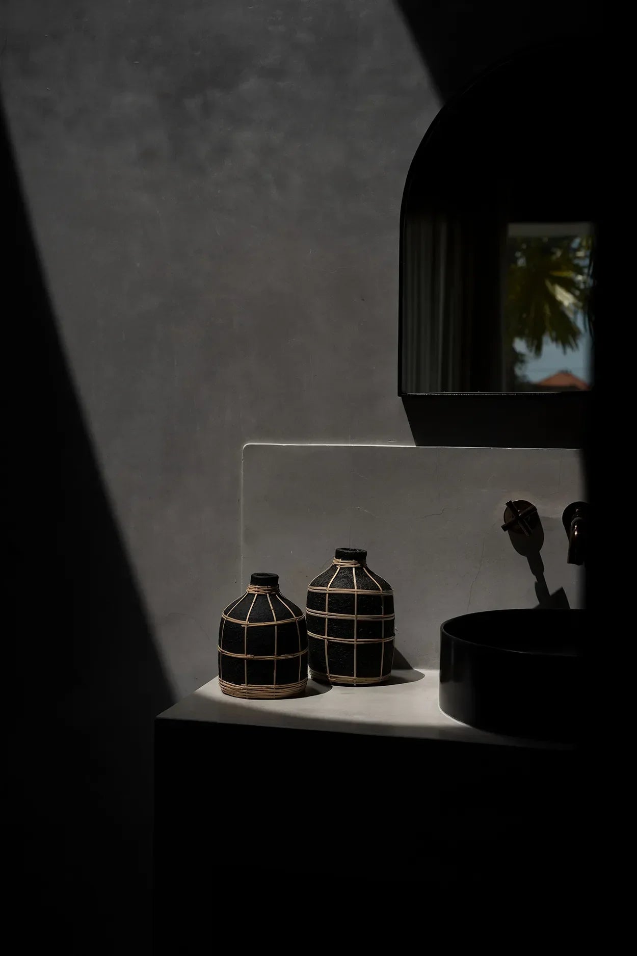 Vase en terre cuite et rotin noir naturel H23 cm