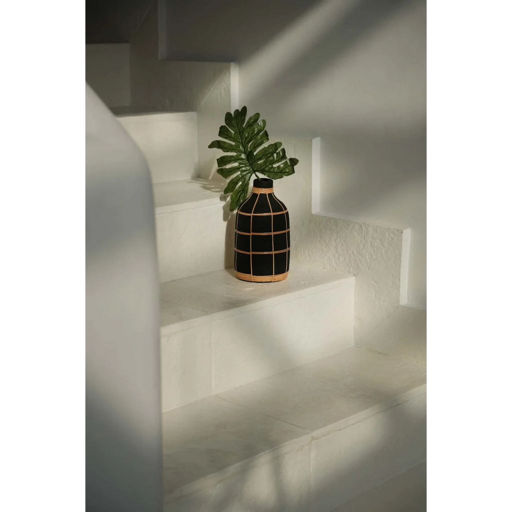 Vase en terre cuite et rotin noir naturel H23 cm