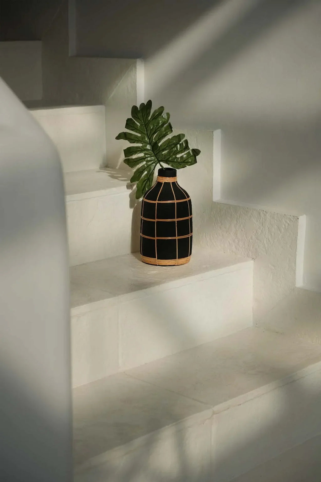 Vase en terre cuite et rotin noir naturel H23 cm