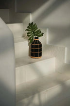 Vase en terre cuite et rotin noir naturel H23 cm
