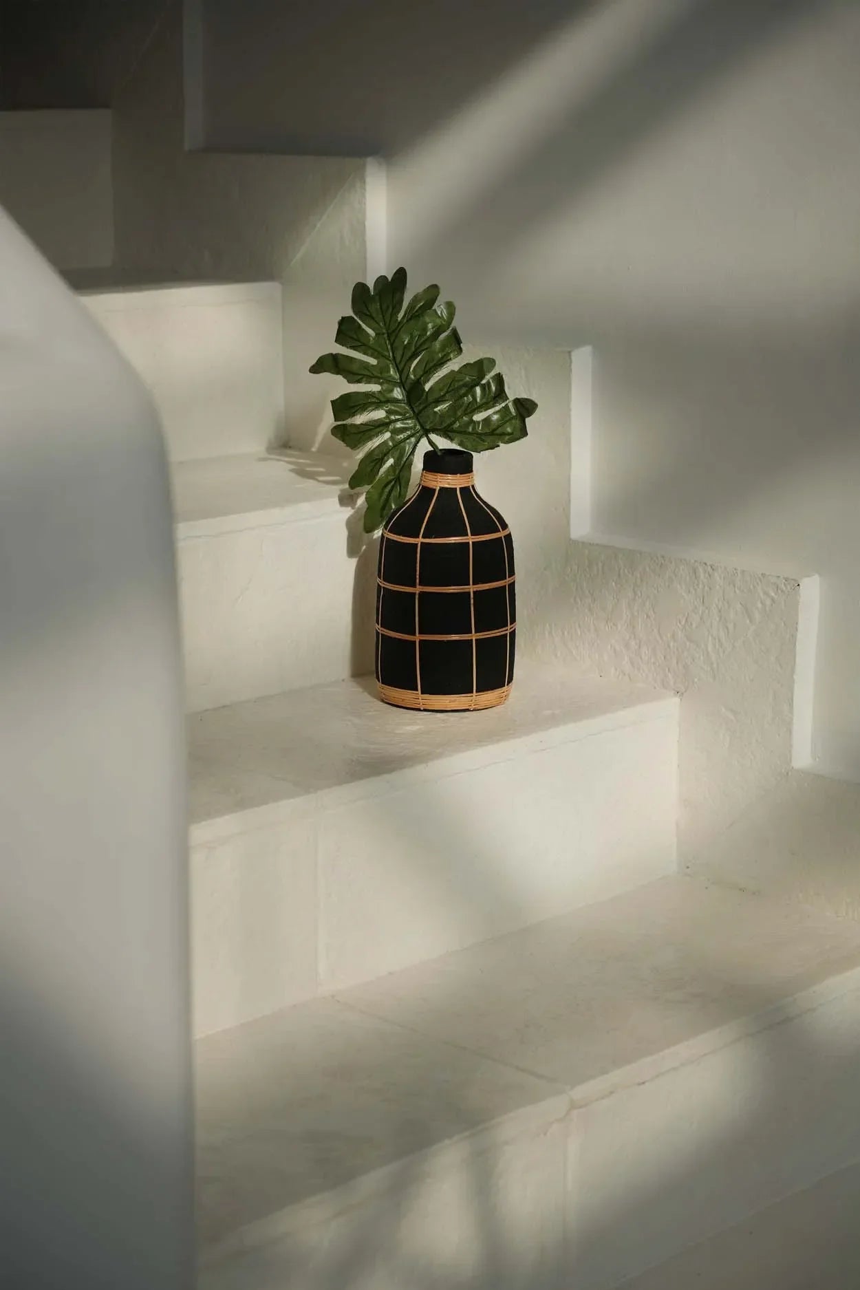 Vase en terre cuite et rotin noir naturel H23 cm
