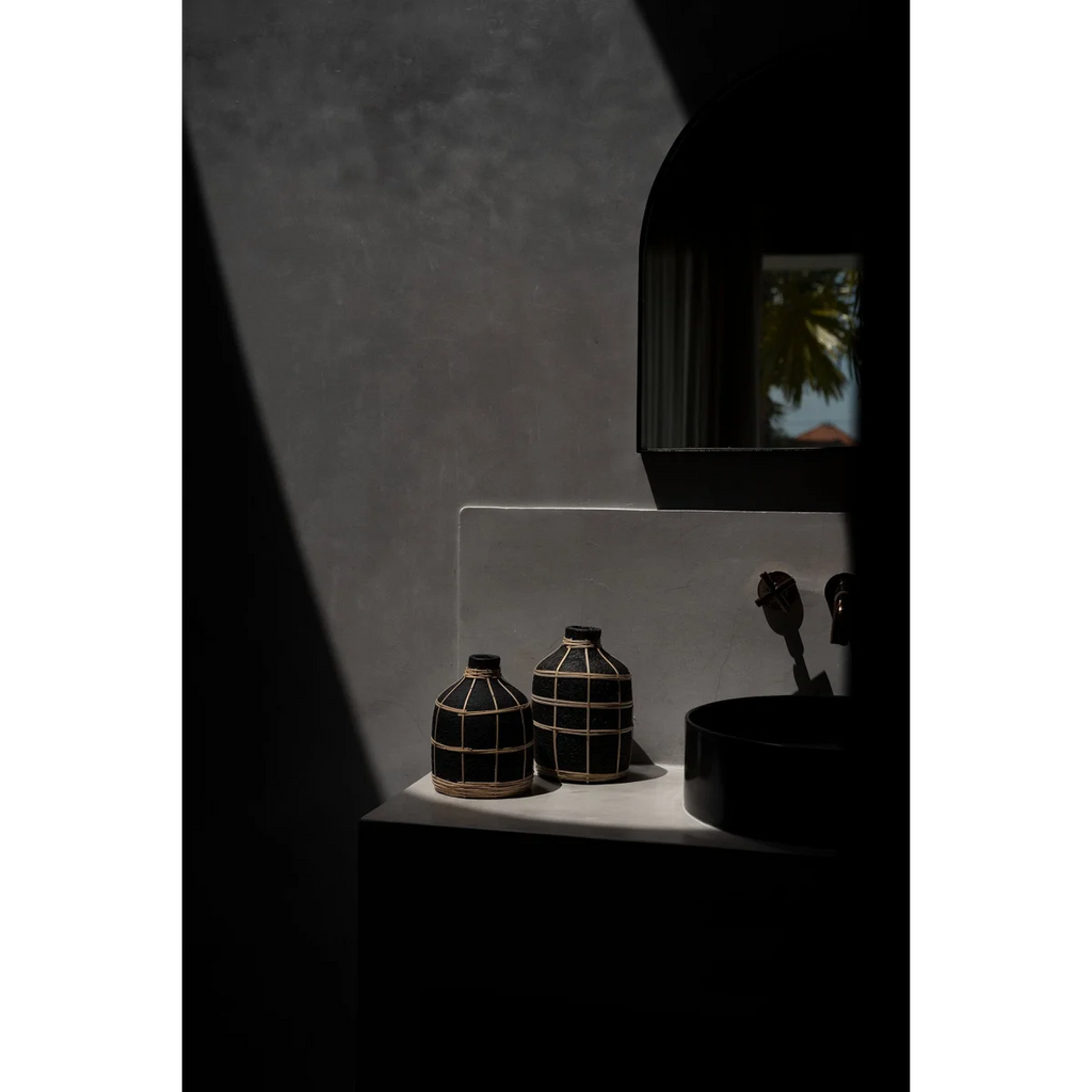Vase en terre cuite et rotin noir naturel H23 cm