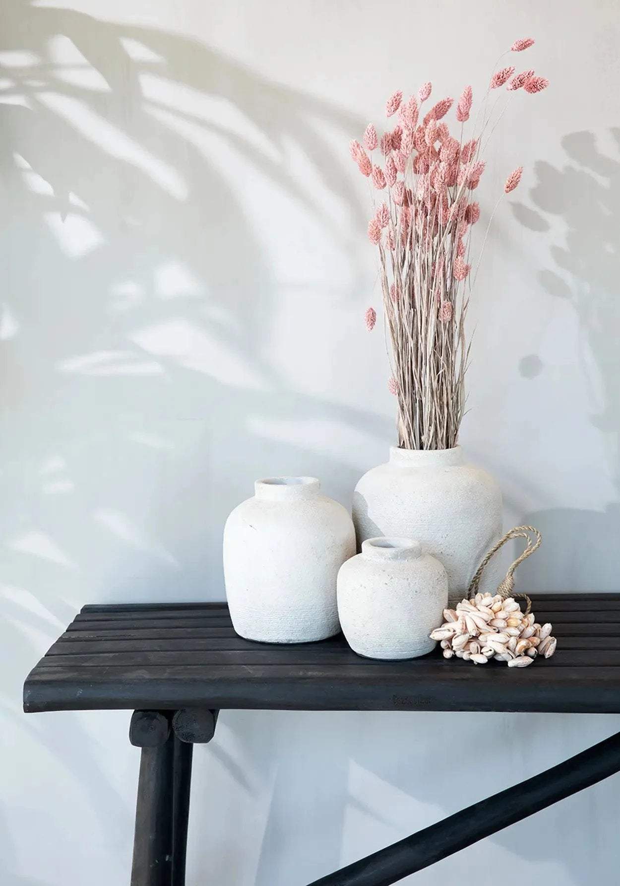 Vases en terre cuite texturée coloris béton avec arrangement floral rose pour fleurs séchées