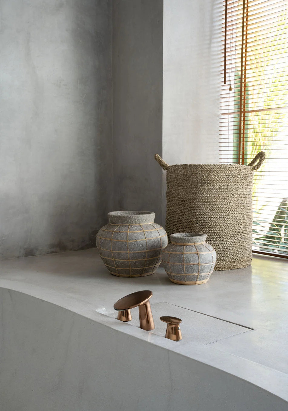 Vase ventre en terre cuite et rotin 33x27 cm