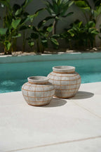 Deux vases en terre cuite et rotin avec motif en grille texturé, 33x27 cm