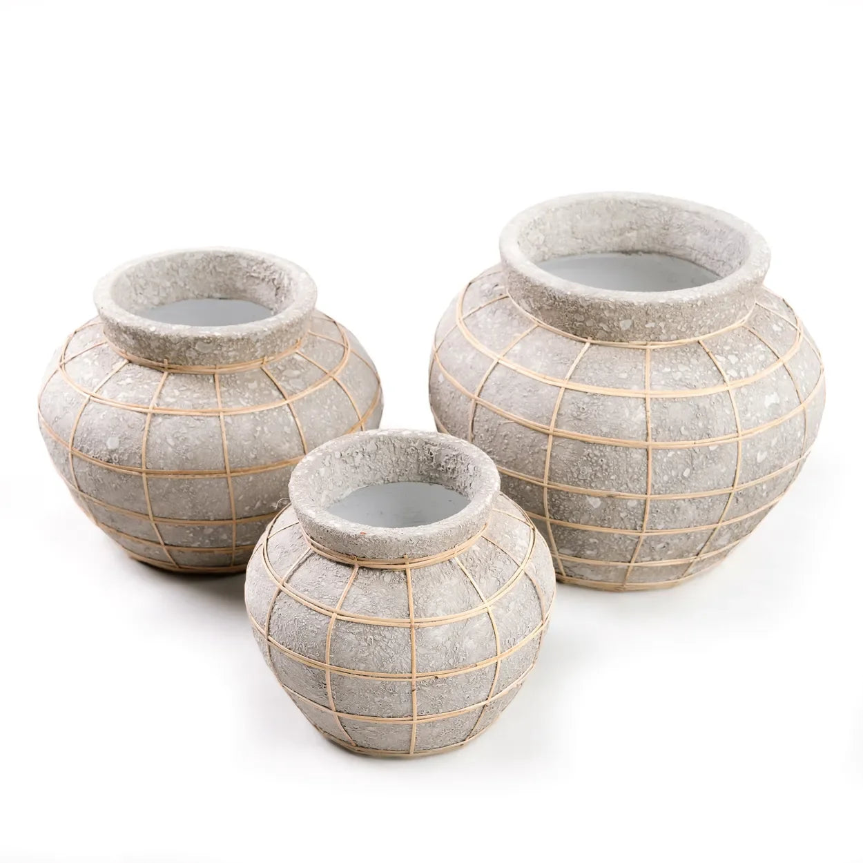 Trois vases en terre cuite et rotin gris avec motif en grille, 33x27 cm