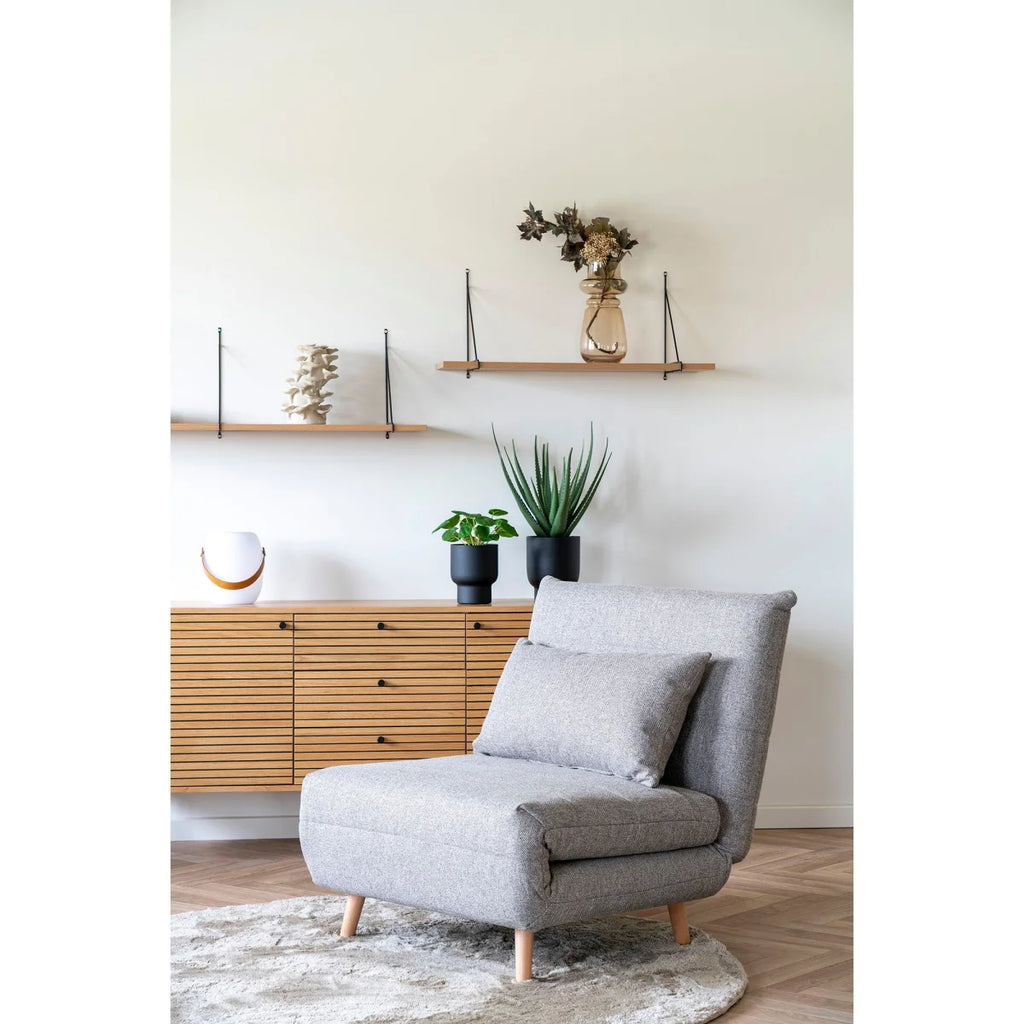 Fauteuil en tissu gris texturé à pieds en bois, vase en verre ambré translucide cylindrique segmenté H31 cm