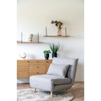 Fauteuil en tissu gris texturé à pieds en bois, vase en verre ambré translucide cylindrique segmenté H31 cm