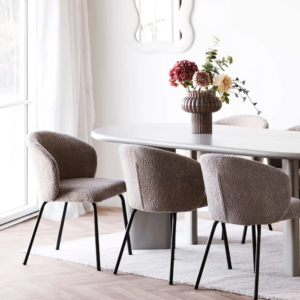 Chaises de salle à manger modernes avec tissu brun clair et jambes en métal noir