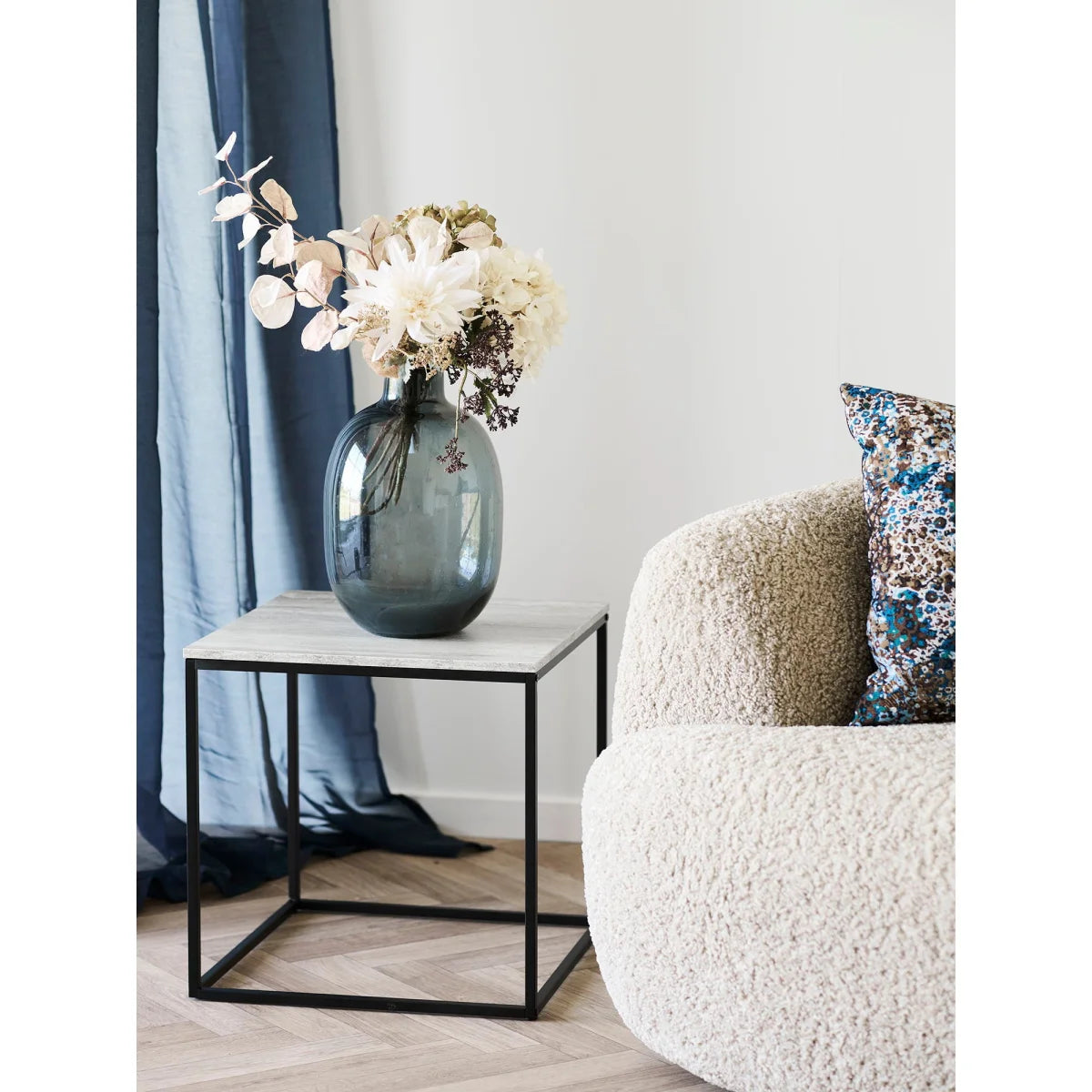 Vase en verre fumé gris effet bulles avec bouquet de fleurs blanches et pâles
