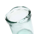 Goulot d’une bouteille en verre clair sur vase en verre recyclé bleu 20 cm