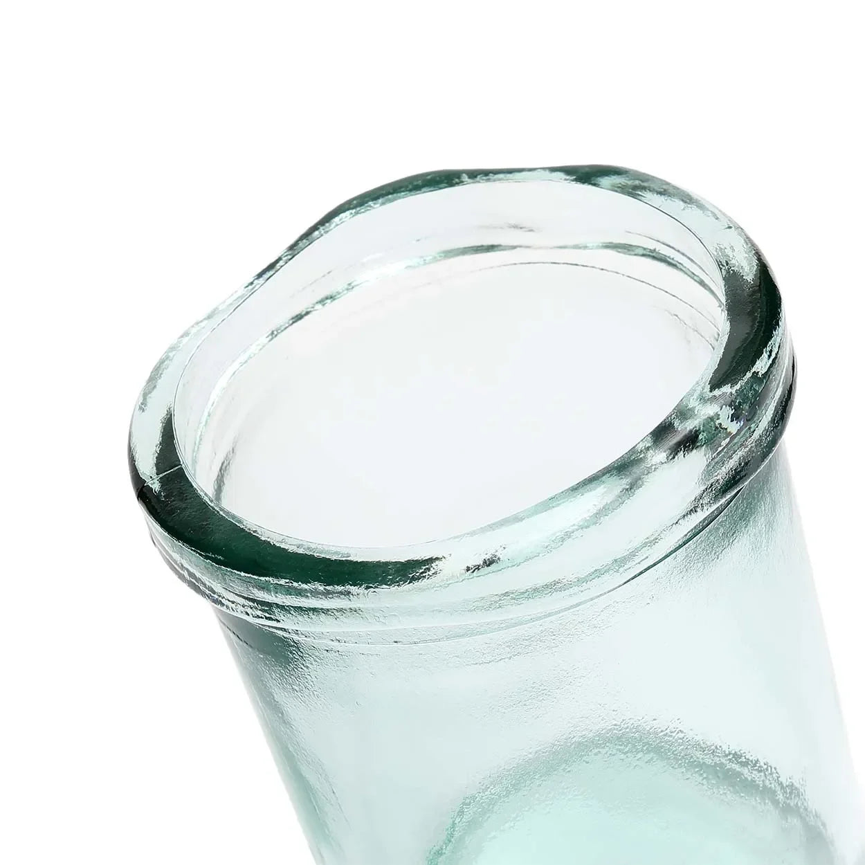 Goulot d’une bouteille en verre clair sur vase en verre recyclé bleu 20 cm