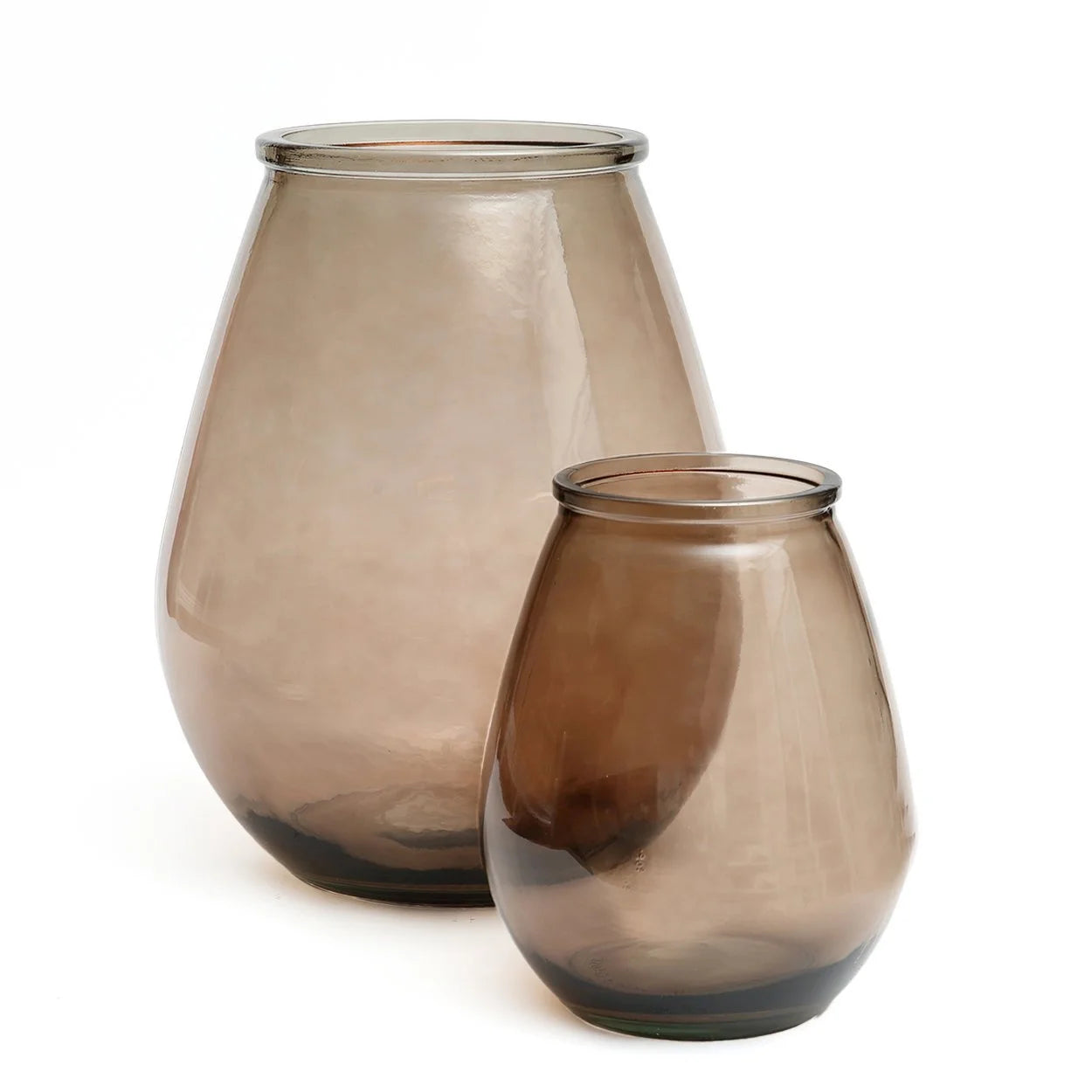 Deux vases en verre recyclé brun translucide de forme ovale pour décoration intérieure