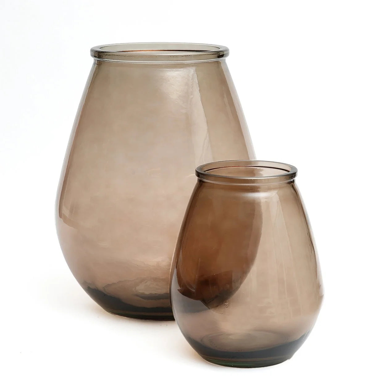 Deux vases en verre marron recyclé translucide de forme ovale, H35,5 cm