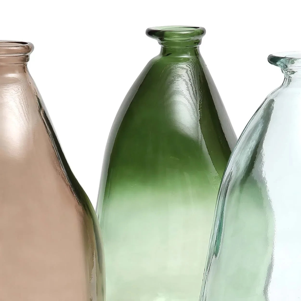 Trois bouteilles en verre recyclé vert pour décoration élégante et écologique
