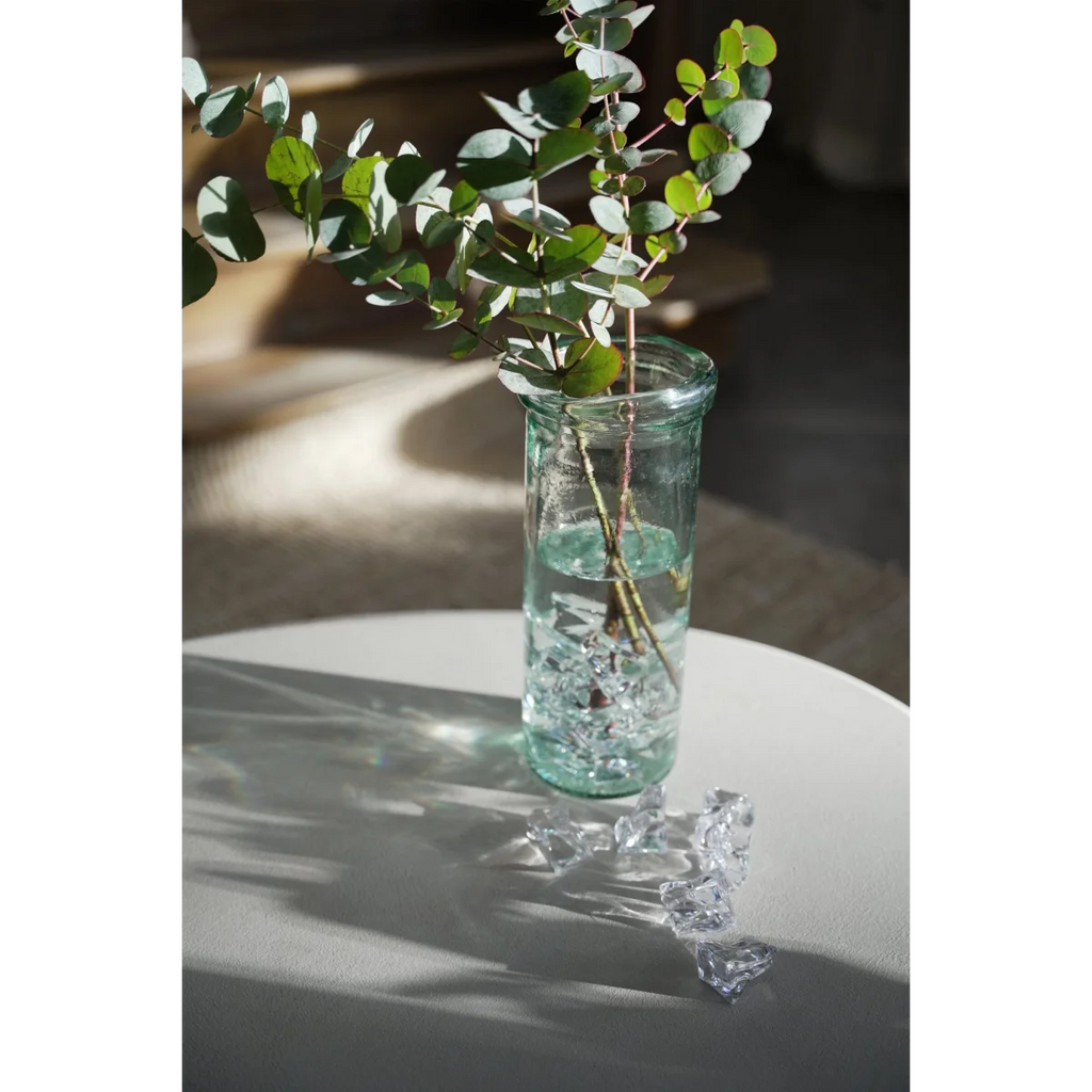 Vase en verre recyclé vert aqua, col ondulé texturé, feuilles vertes, H28 cm