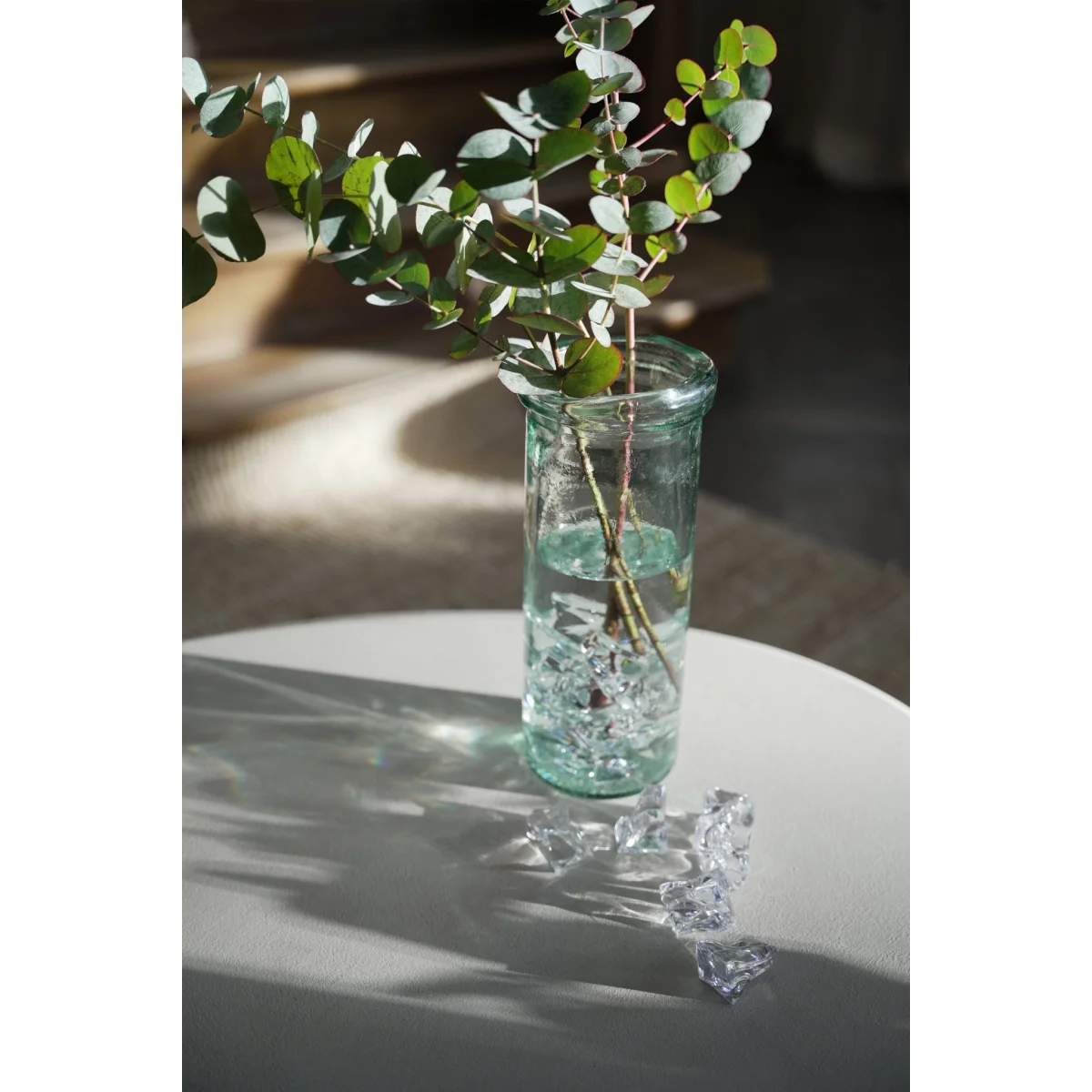 Vase en verre recyclé vert aqua, col ondulé texturé, feuilles vertes, H28 cm