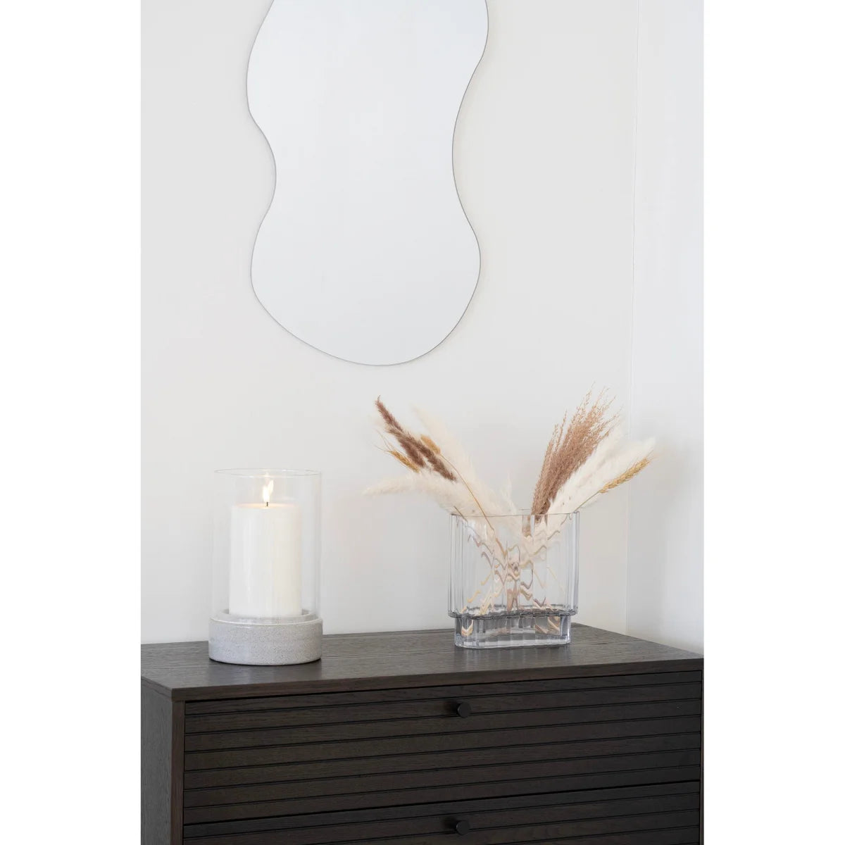 Vase en verre transparent strié avec piédestal et herbe pampa séchée