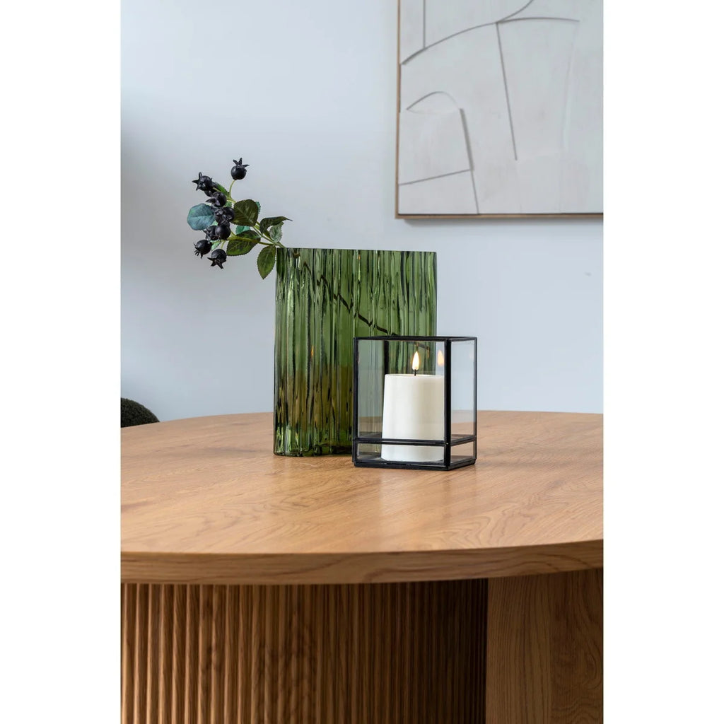 Vase en verre vert cannelé ondulé avec baies et feuilles noires, H26,5 cm