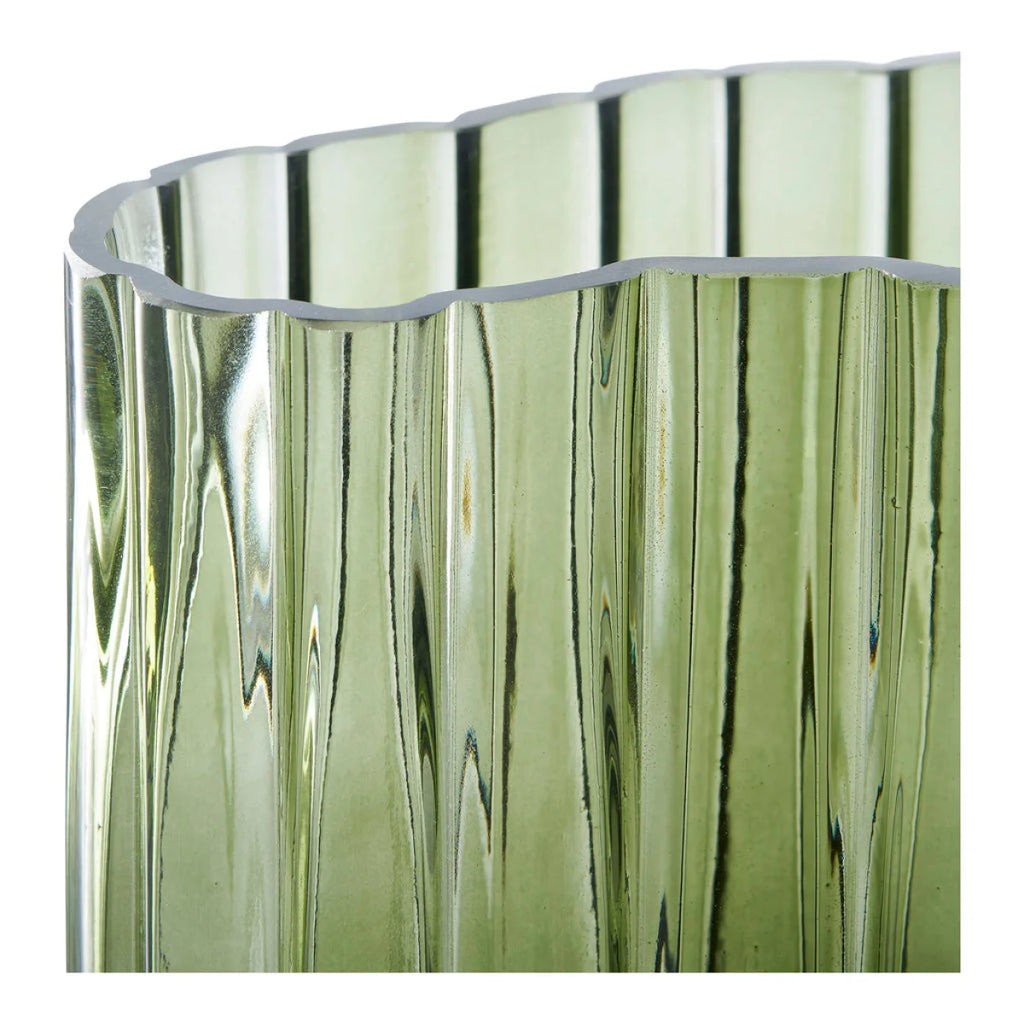 Vase en verre vert cannelé à forme ondulée, H26,5 cm