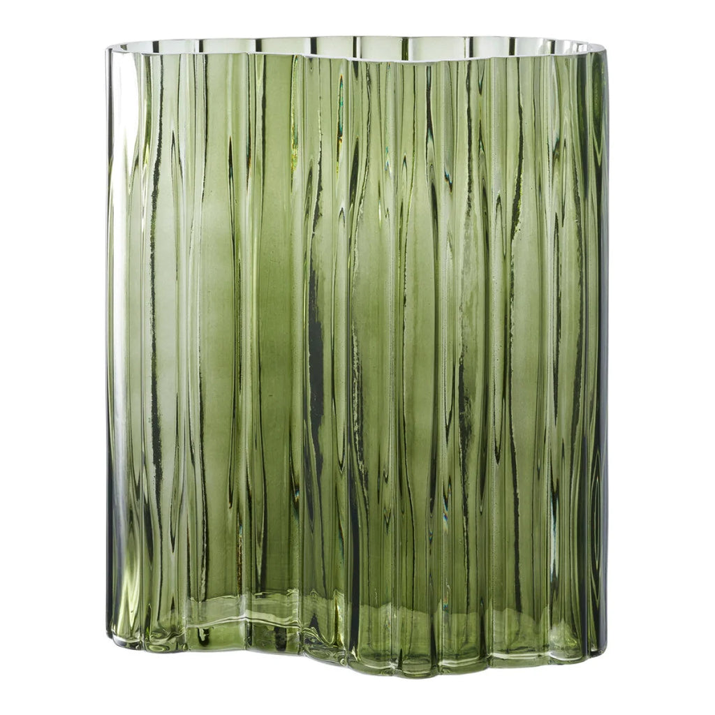 Vase en verre vert olive cannelé ondulé, inspiré d’Alvar Aalto, H26,5 cm