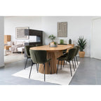 Table à manger ovale en bois avec base cannelée conique et chaises vertes rembourrées