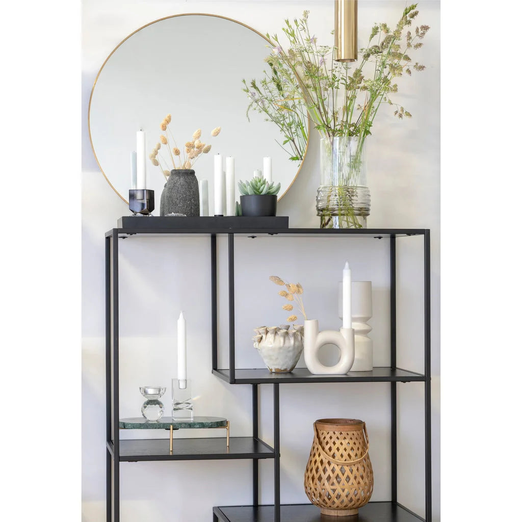 Étagère en métal noire avec vases décoratifs en céramique effet pierre gris foncé