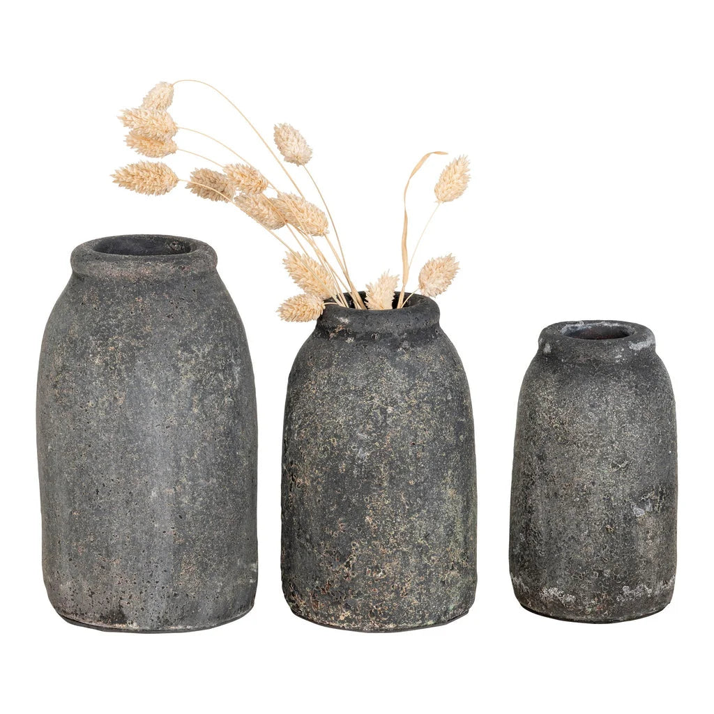 Vases déco en céramique effet pierre gris foncé avec herbe ornementale séchée