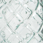 Verre à eau texturé en verre recyclé bleu motif losanges
