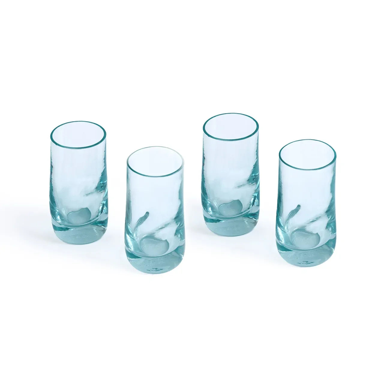 Quatre verres à shot en verre recyclé naturel de 9 cm, bleu clair