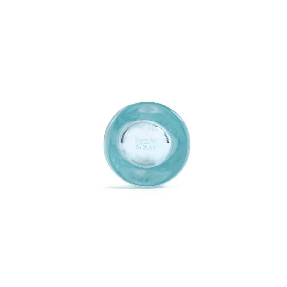 Plateau en bois avec tranches de citron et verre de jus d’orange au bord de piscine