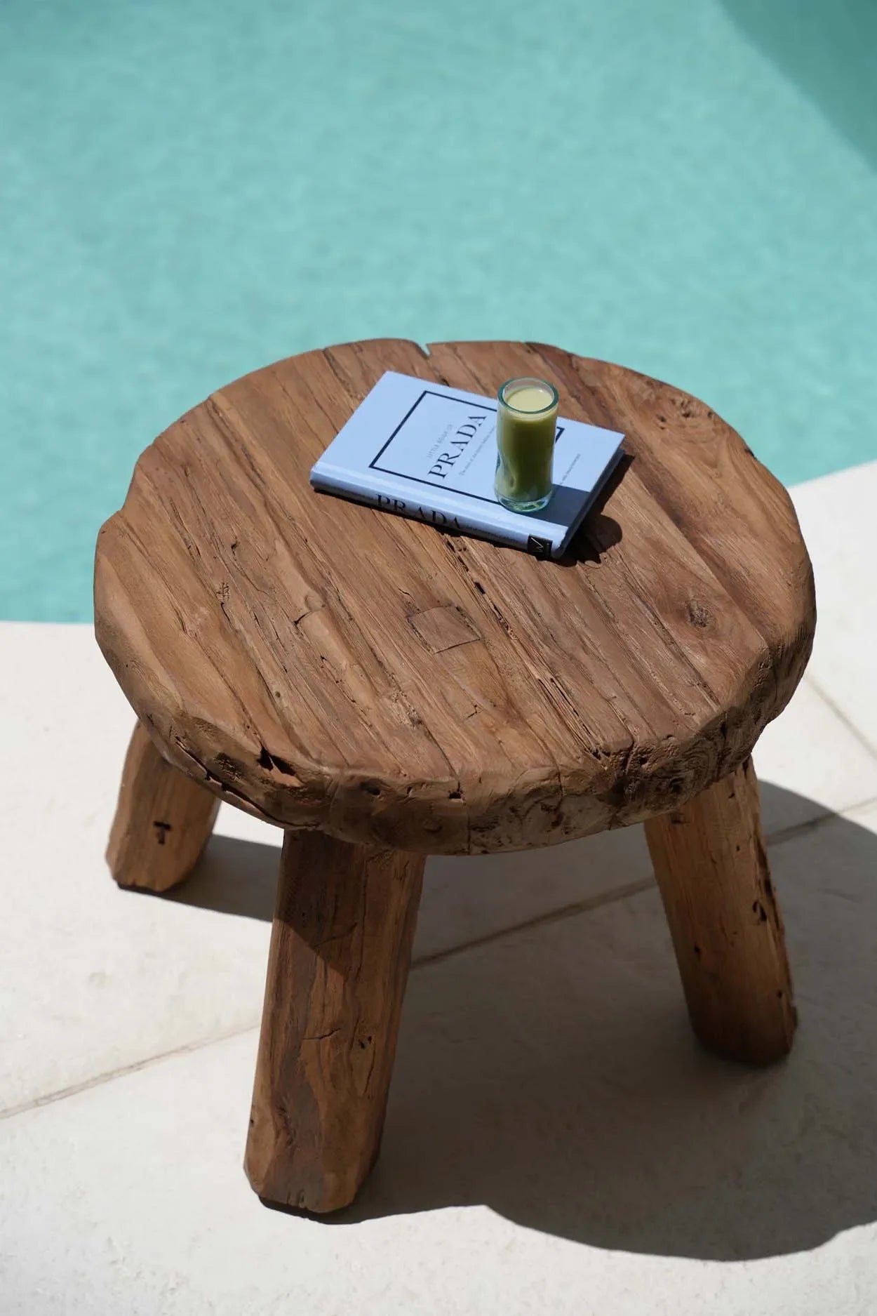 Selle en bois rustique avec un livre et un verre à shot en verre recyclé naturel