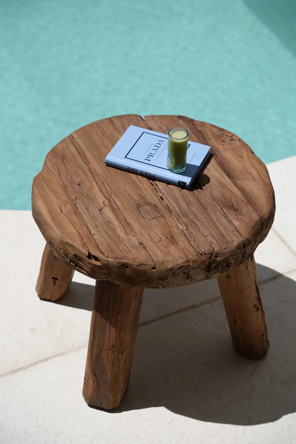 Table basse en teck rustique avec finition naturelle