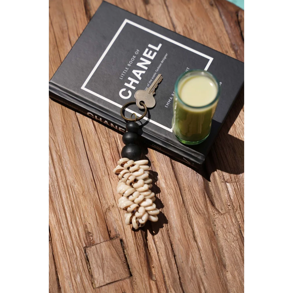 Porte-clés Chanel avec perles tissées beige et noir