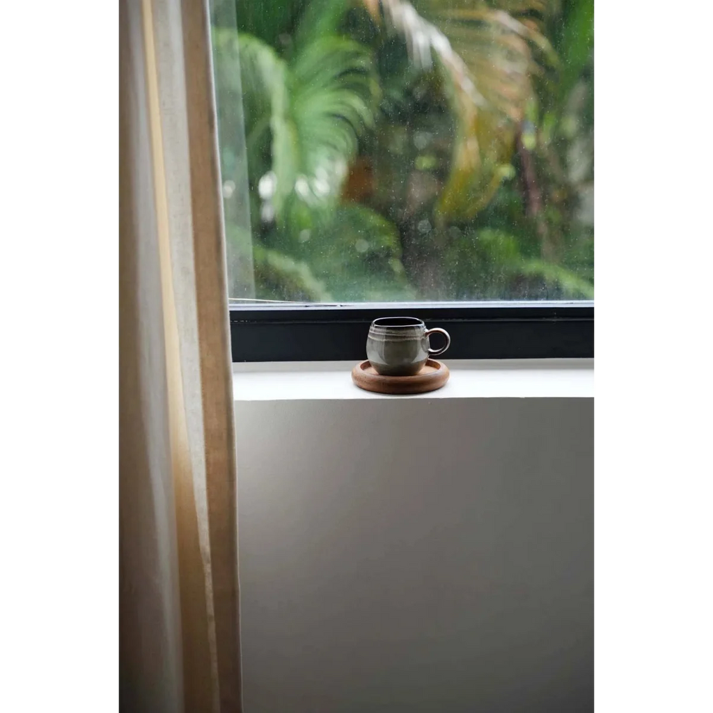 Tasse en céramique avec sous-verre en bois de teck rond naturel