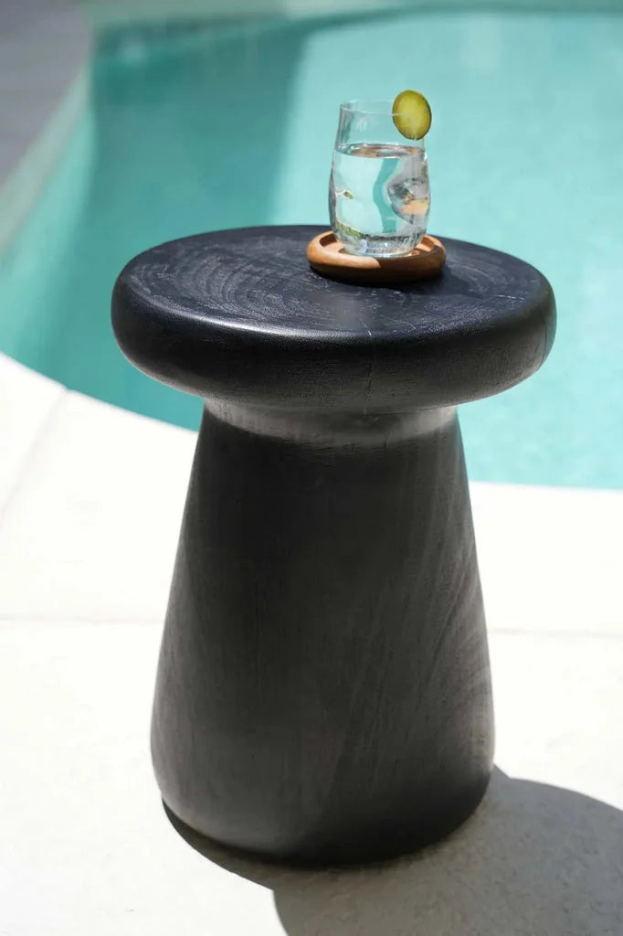 Table d’appoint noire en forme de champignon pour Le Verre d’Eau